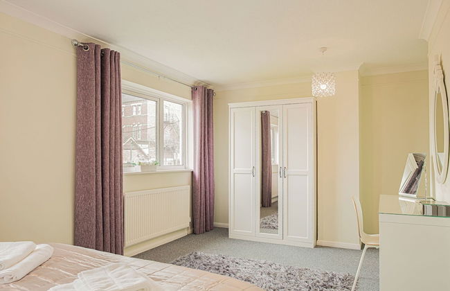 Central 2 Bed House w/ Garden and Free Parking! - Photo 23