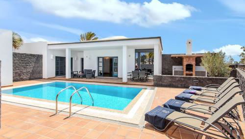 Elegant Villa near Playa Blanca, private pool, garden. - Foto 1