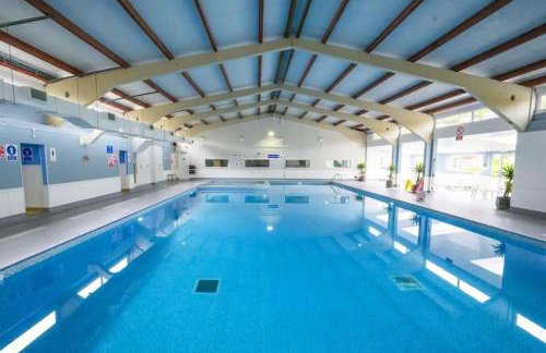 Kingsdowns Top Family Chalet, stunning and cosy interiors, indoor heated pool, mini golf, tennis court, BBQ and beach! - Foto 33