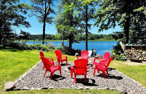Cozy Lakefront Retreat with Game Room, Outdoor Living and Dock in Wisconsin - Foto 76