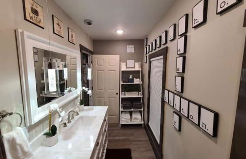 King Bed In Main Floor - Downtown Vacation Rental - Foto 35