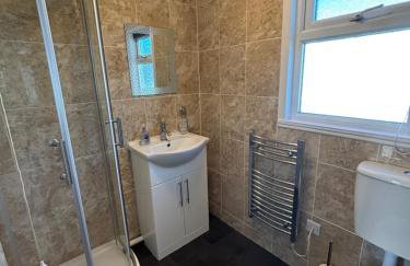 116, Two bed Chalet on California Sands Holiday Park - Sleeps 5, pet friendly, includes FREE pool passes, Free Entry to Clubhouse - plus Electric, WiFi, bed linen and towels all included - only 300m from the beach! - Photo 8