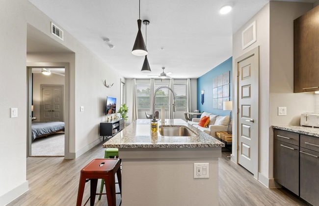 Serene 1BR King Suite Close to Downtown w Fast Wifi - Foto 3