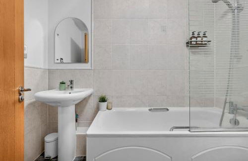 Riverside Apartments with Balcony, 1 Min Walk to Vauxhall Station - Foto 13