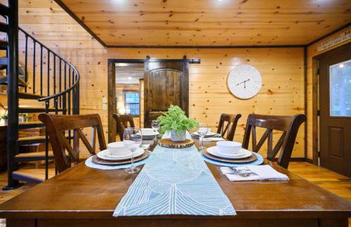 Rustic Family Getaway - Pool Table, Hot Tub, Pets, Great Location - Photo 42