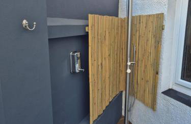 JUNGLE HOT TUB, games room, near eateries, micro brewery, pubs, beauty salons and boutique shops, Argyle, free Netflix, in the heart of Plymouth - Dogs welcome - Hosted by Absolute Accommodation Plymouth - Foto 17