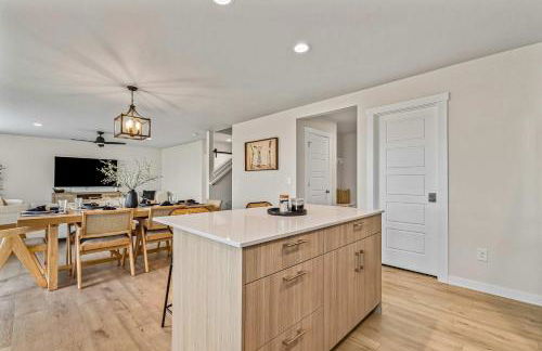 6BR Retreat with Playground Basketball & Sleeps 22 - Foto 13