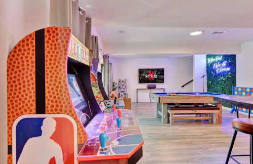 Chalet with Hot Tub, Game, Movie Room, Lake and Pool Access - Foto 9