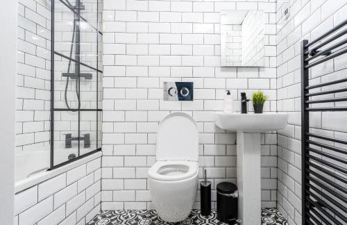 Cheerful 2 Bedroom Homely Apartment, Sleeps 4 Guest Comfy, 3x Double Bed, Parking, Free WiFi, Suitable For Business, Leisure Guest,Glasgow, Glasgow West End, Near City Centre, Perfect For Common Wealth Games 2026 - Foto 41