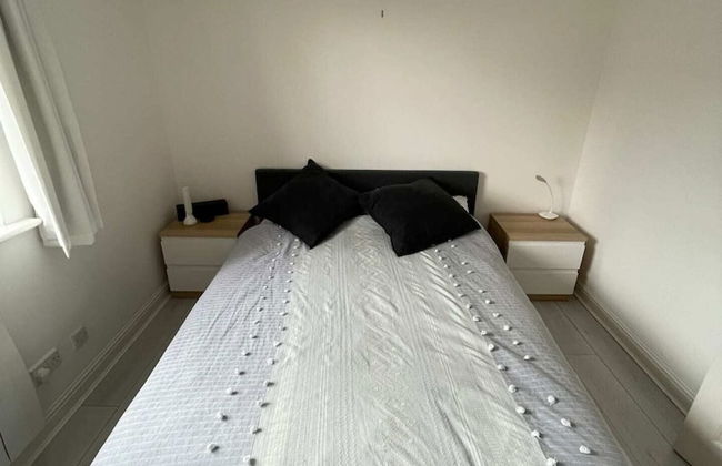 2BD Flat With Views of Canary Wharf - Rotherhithe - Photo 1