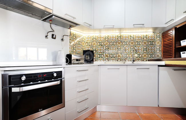 Sunset Balcony Apartment - Photo 2