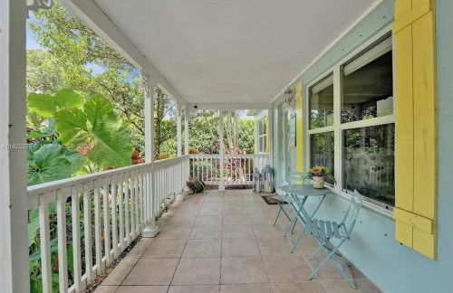 Tropical Oasis - BBQ and Beach-Inspired Nook - Foto 11