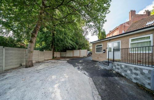 Modern 4-Bed Retreat in Prestwich, Perfect for Weekend Getaways - Foto 16