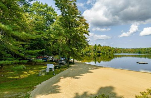 Cozy Berkshires Cabin with Lake, Beach, Hot Tub, Fireplace - The Wilde BNB - Foto 24