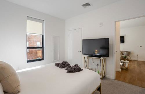 Modern & Spacious 2BR Apartment with Gym & Parking - Photo 9