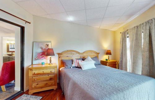 Pools and Pickleball! Dog-Friendly Home in Surprise - Foto 18