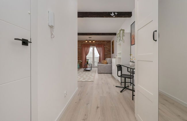 Modern Studio With Balcony by Renters - Photo 20