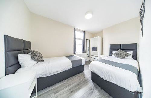 RYAN AIR I BNB - Huge 4 Bedroom House with Free Parking - Foto 32