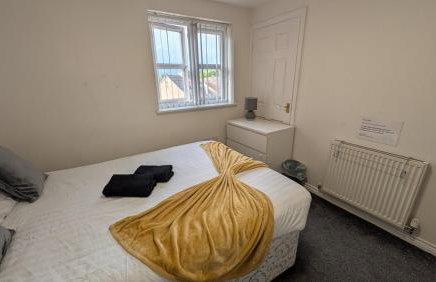 Large Modern House With Private Parking - Photo 150