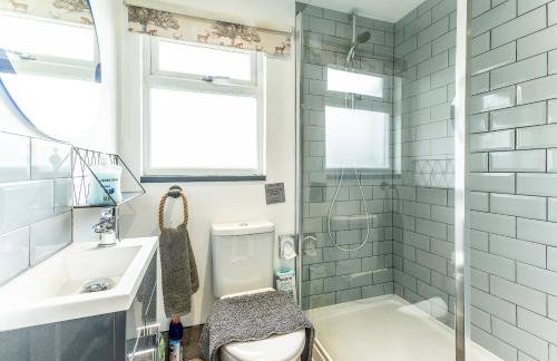 UPSIDE DOWN HOUSE - Sleeps up to 6 Guests - Great for Family and Friends Gatherings,Corporate events ,Near Sherwood Forest at Fairview Farm in Nottingham set in 88 acres - Foto 17