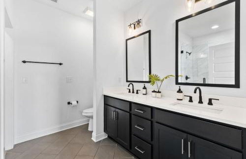 Upscale Townhome 3 miles to Downtown with 2 Car Garage - Foto 34