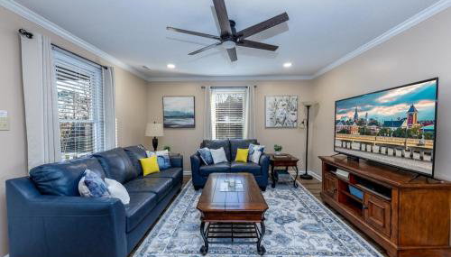 3-Bedroom Home with King Bed, Smart TVs & Fenced Yard - Foto 1