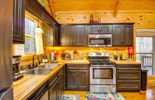 Hot Tub and Fire Pit Wooded Cabin Near DeSoto Park! - Foto 6