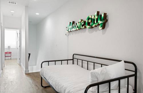 Nash House & Bars of Broadway with Patio Bar and Views! 8min Downtown! Sleeps 12! - Foto 12