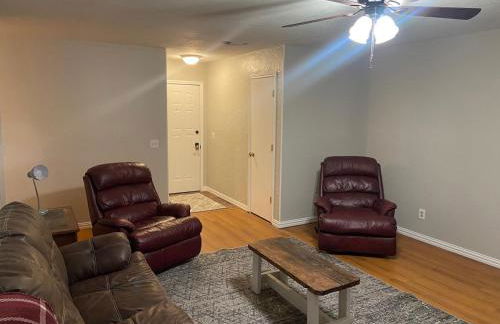 Cozy 3 Bedroom Home in Quiet Neighborhood - Photo 9