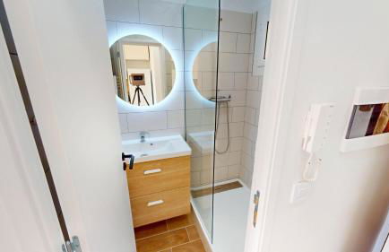 55E - Superbe studio climatisé entièrement rénové au 5ème et dernier étage sur le bord de Mer de Menton - Photo 13