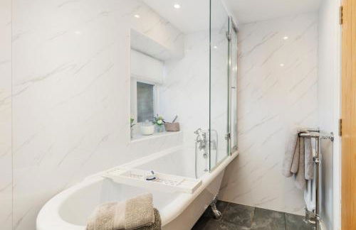 The Old Abbey Farmhouse - Stay at Quarr Abbey Monastery - Pet-Friendly Farmhouse with History & Countryside Views, surrounded by woodland & nature - Photo 19