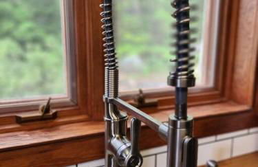 Spacious Accessible Waterfront Retreat with Hot Tub - Foto 12