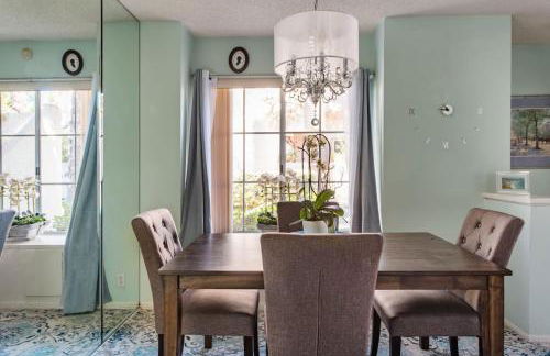 Glamorous Regal Design Home with Private Patio and Garage - Foto 14