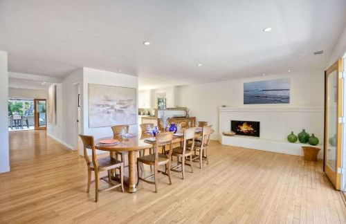 Serene Coastal Home Sleeps 8 - 1 Mile from Beach - Foto 28