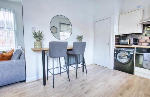 Central 2 beds APT with FREE parking, Sleeps 6 - Foto 11