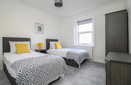 3-Bed Apartment Ideal for Contactors - Near Clyde Shipyard - 25 min Glasgow Airport - Photo 2