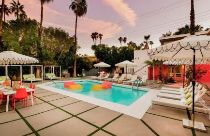 2 Rooms Sleeps 8 Retro Hotel w Pool Wesley King Studio Buyout by AvantStay - Foto 31