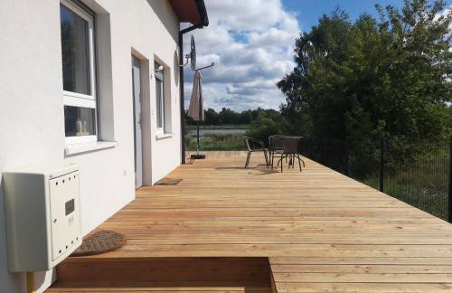 Dom nad jeziorem z prywatnym pomostem i linią brzegową - Foto 5