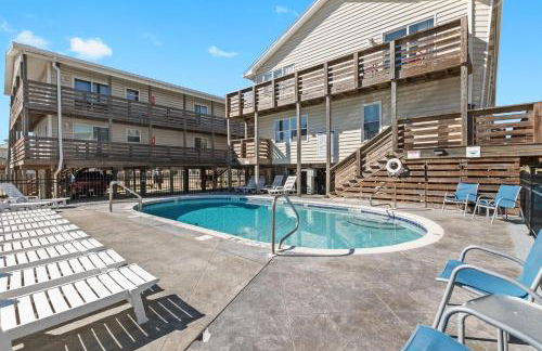 2BR Retreat with Pool, Near Beach and The Hangout - Photo 2