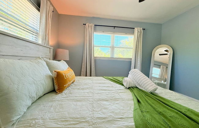 Spacious Modern King bed Game Room More - Photo 13