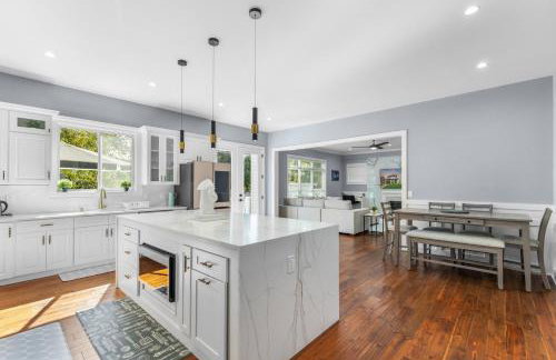 Luxury awaits in this stunning, modern home - Foto 6