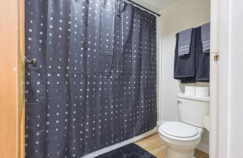 Luxuriously Contemporary Condo - Photo 37