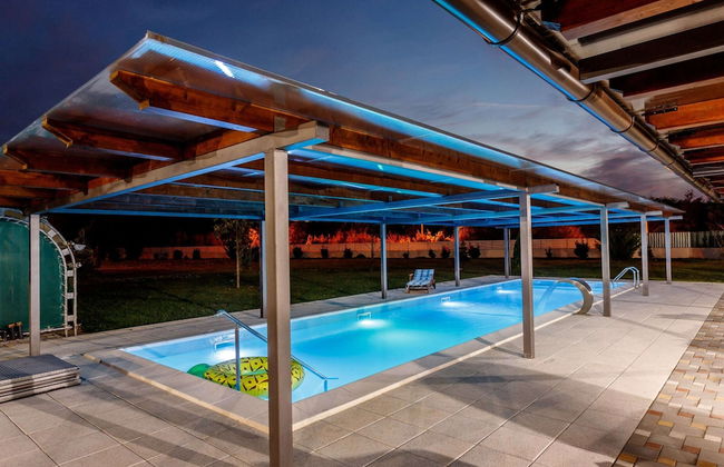 Torine - Capacious Holiday Home in Neorić with Heated Swimming Pool - Foto 1