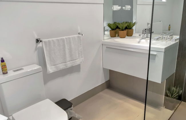 Sleek Stylish Modern Close to Airport - Foto 24