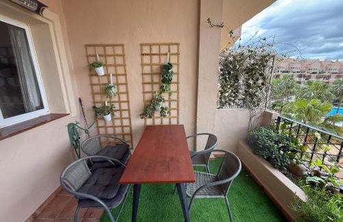 Gorgeous 2 bed Duquesa apartment, 2 pools, easy parking and 2 large balconies, 1 with stunning views - Foto 14