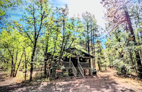 Charming Log Cabin in Tall Pines w Large Deck - Foto 32