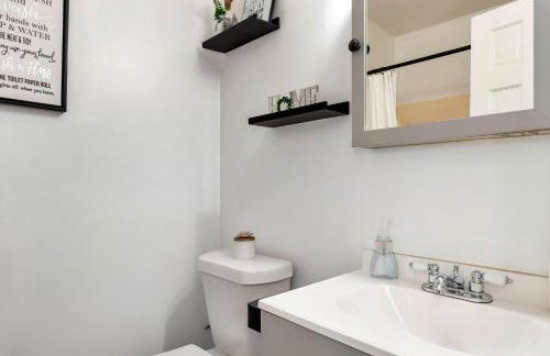 Spacious 5BR Family Retreat Near Mall of GA Sleeps 13 - Foto 28