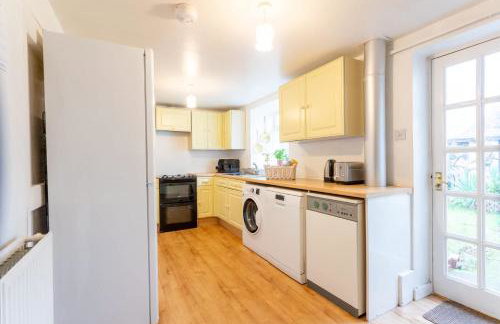 Cosy 4-Bed Cottage in Kirk Yetholm by MCPI Hosting, Perfect for Families & Holidaymakers - Foto 6