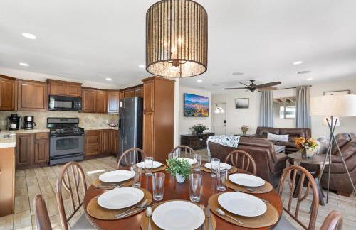 NEW! HUGE 5BR Mountain Views Game Room Hot Tub Lawn Games BBQ - Photo 19