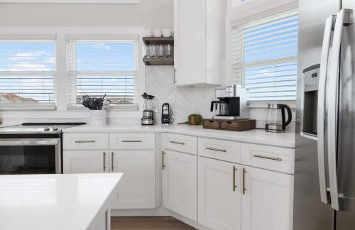 Elegant Updated Oceanfront Home with Pool & Hot Tub - Photo 25